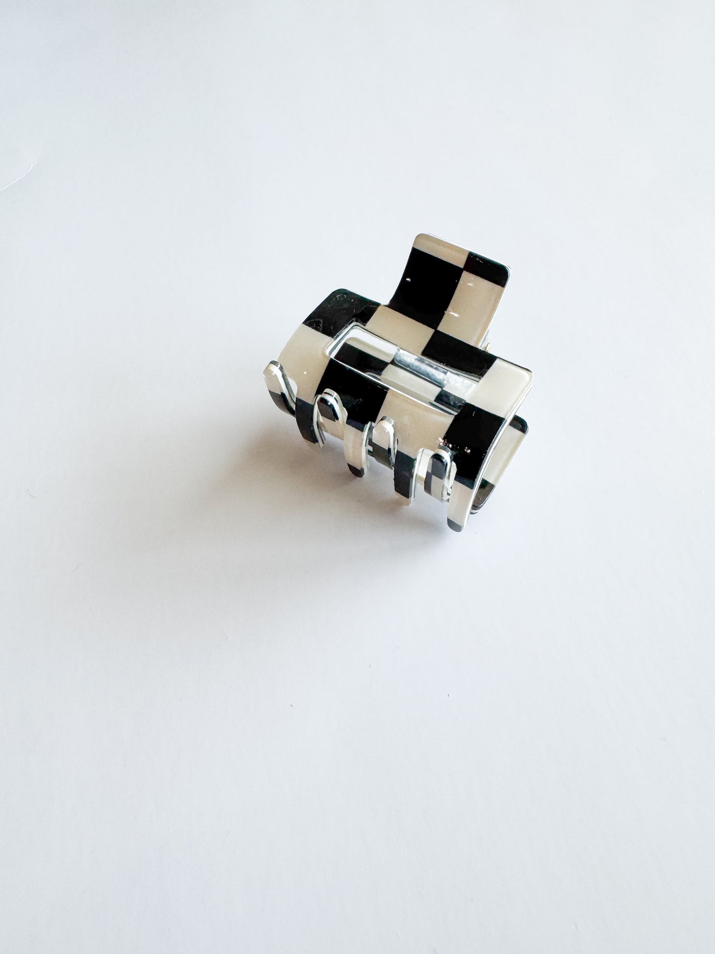 small hair claw in black & white checkered