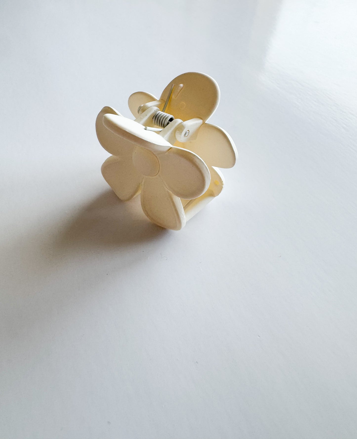small flower hair claw in cream