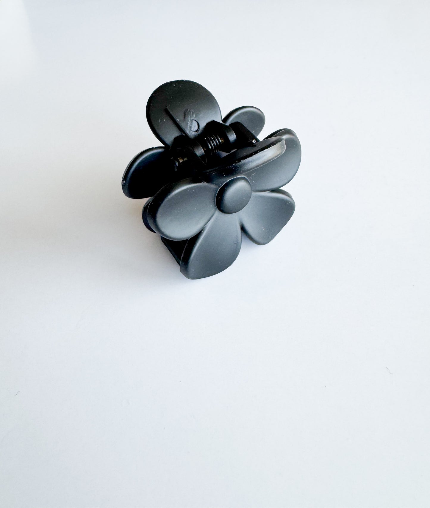 small flower hair claw in black