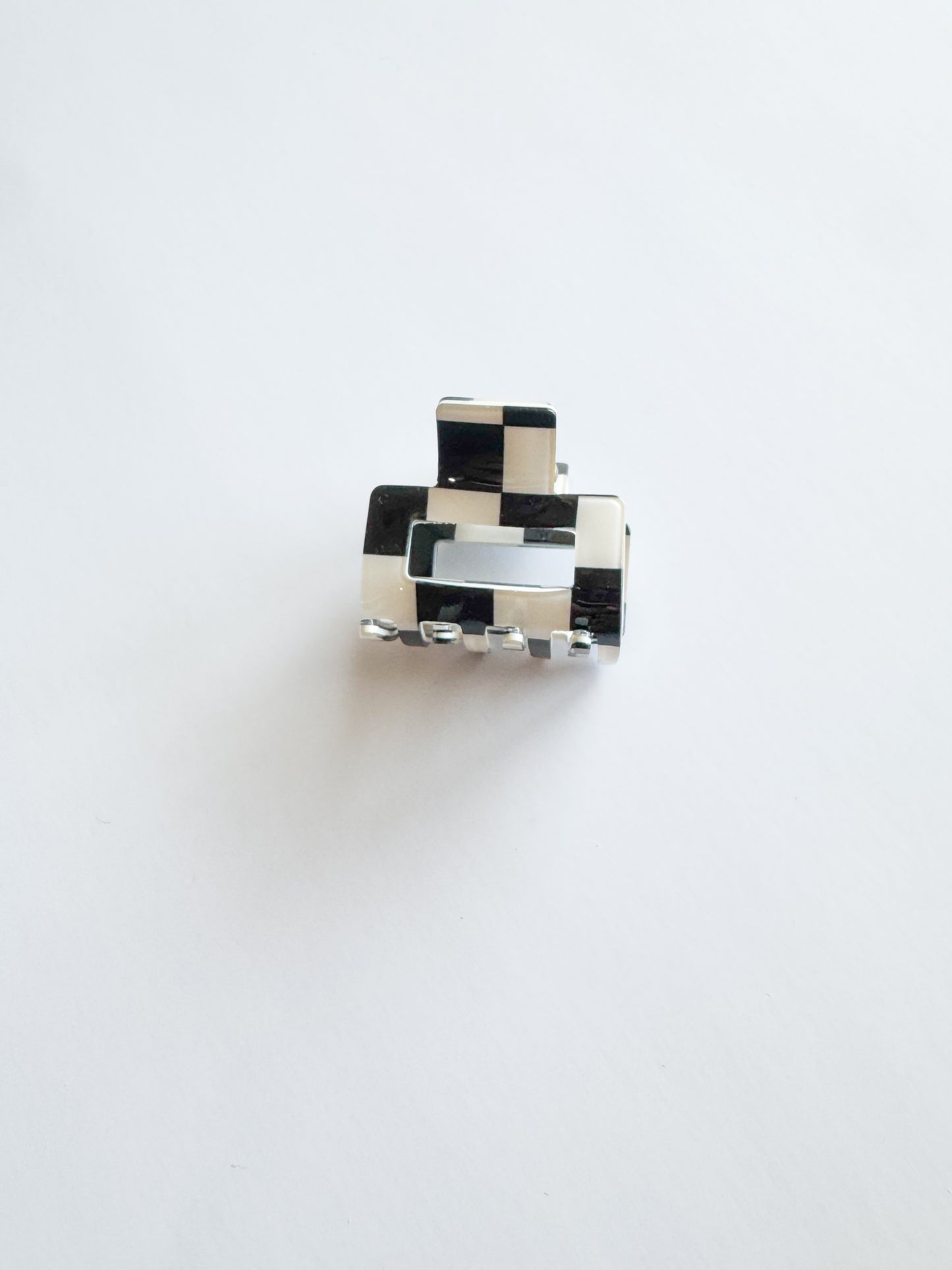 small hair claw in black & white checkered