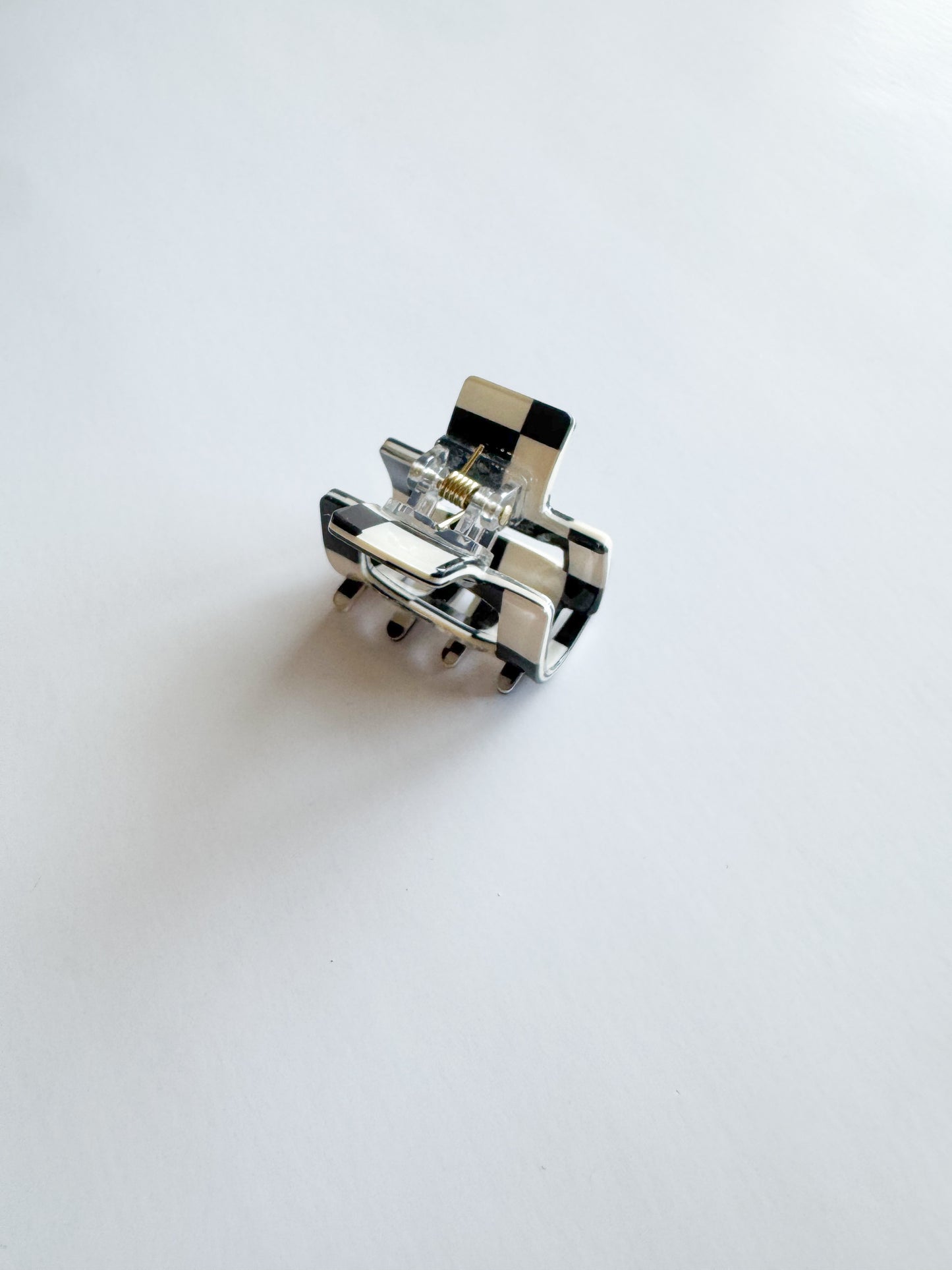 small hair claw in black & white checkered