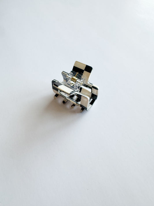small hair claw in black & white checkered