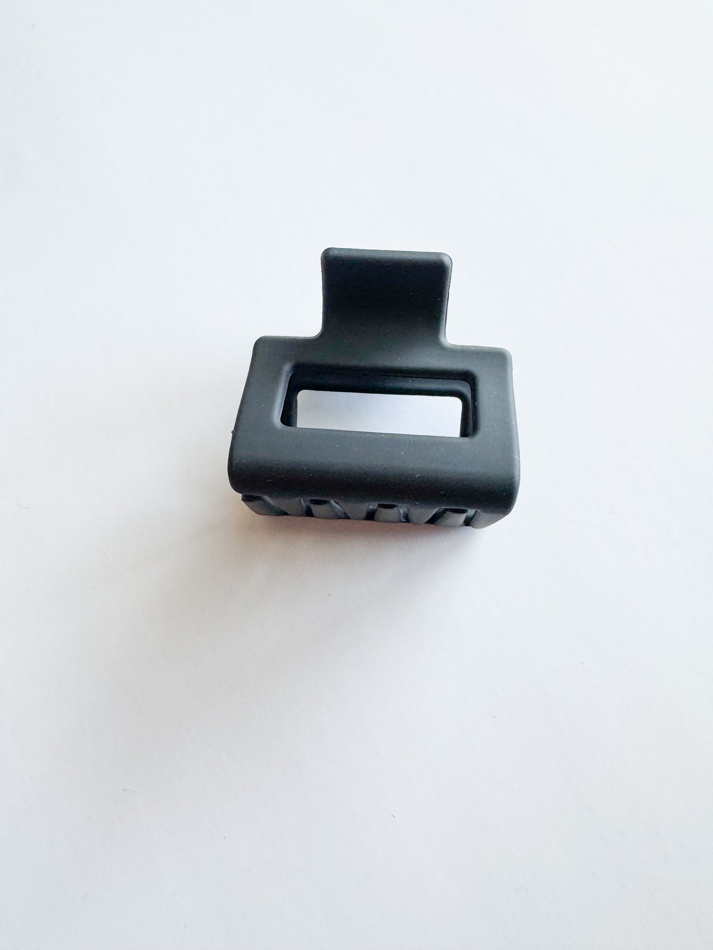 small rectangular hair claw in black