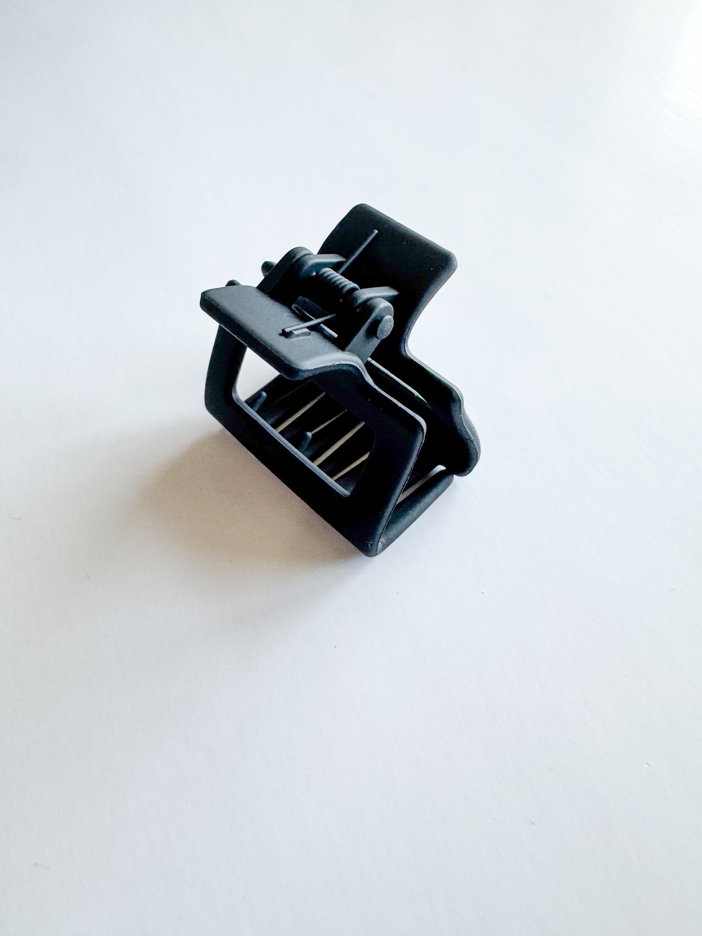 small rectangular hair claw in black