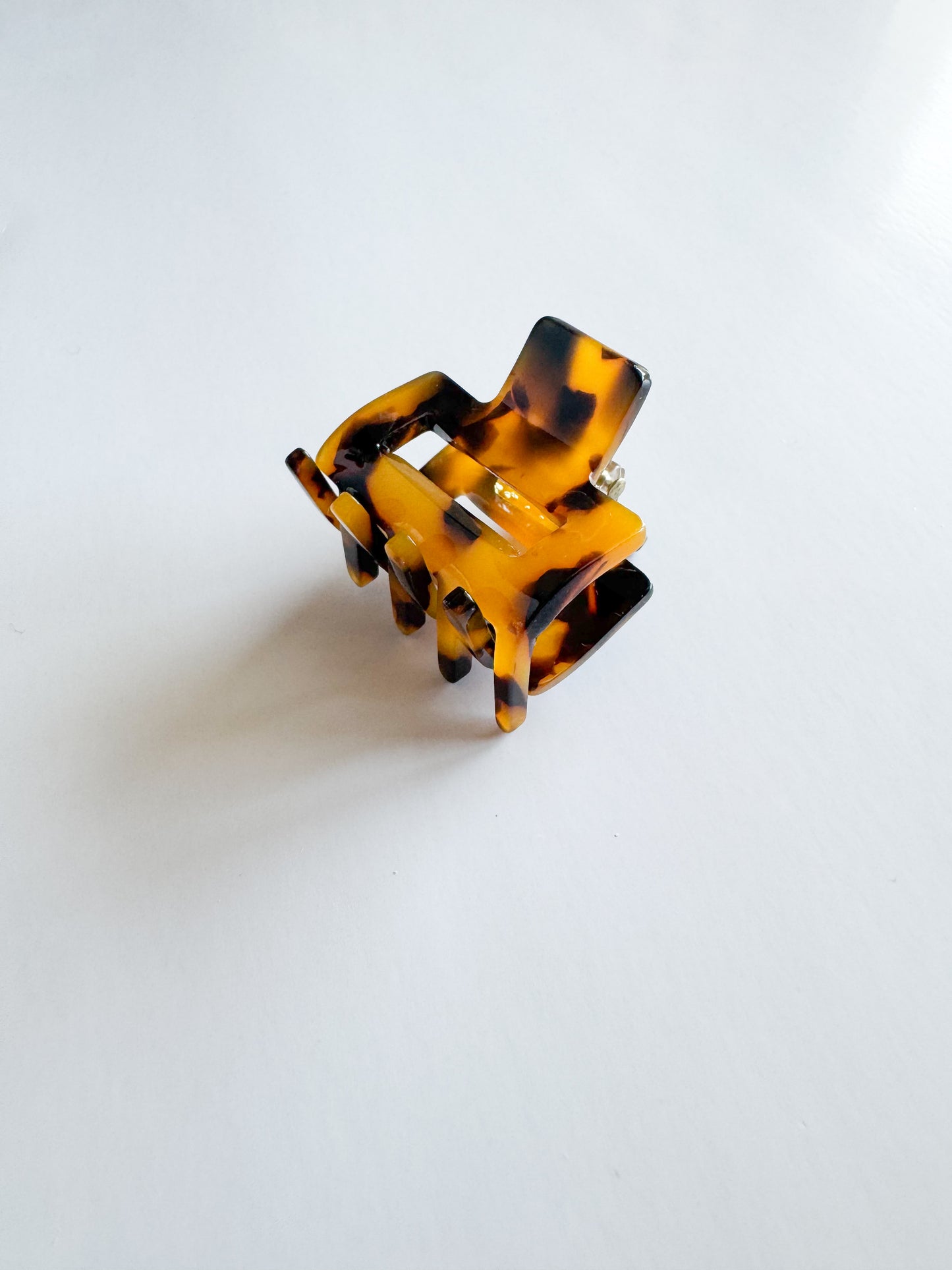 small hair claw in brown tortoise shell