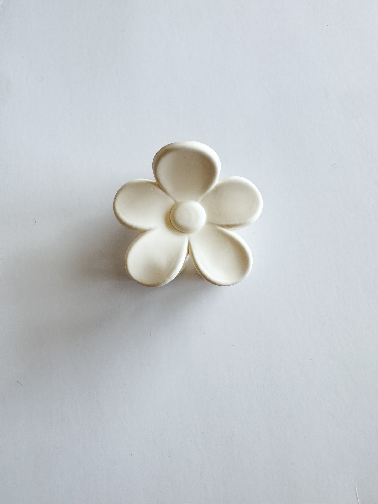 small flower hair claw in cream