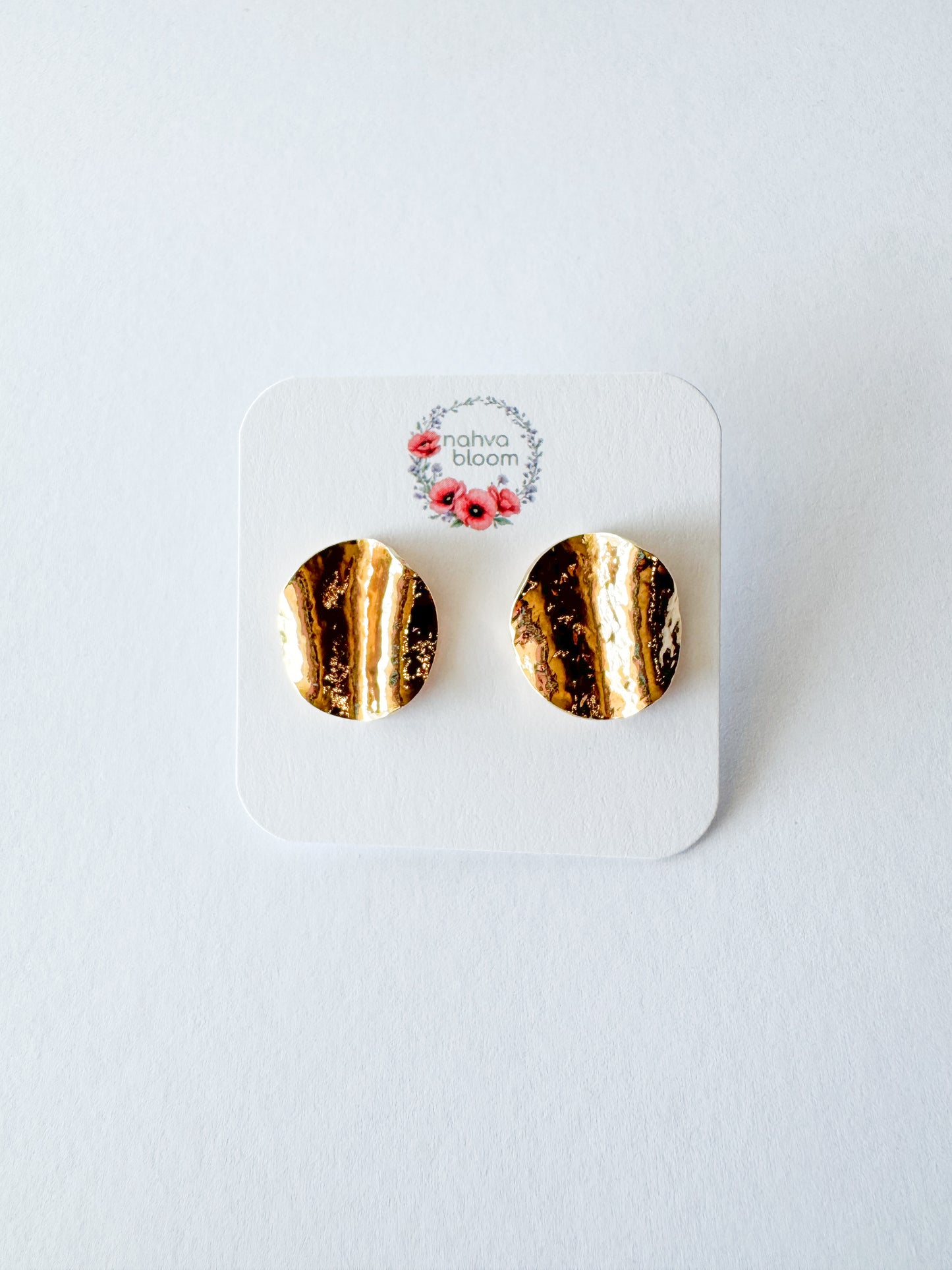 round waved earrings in gold