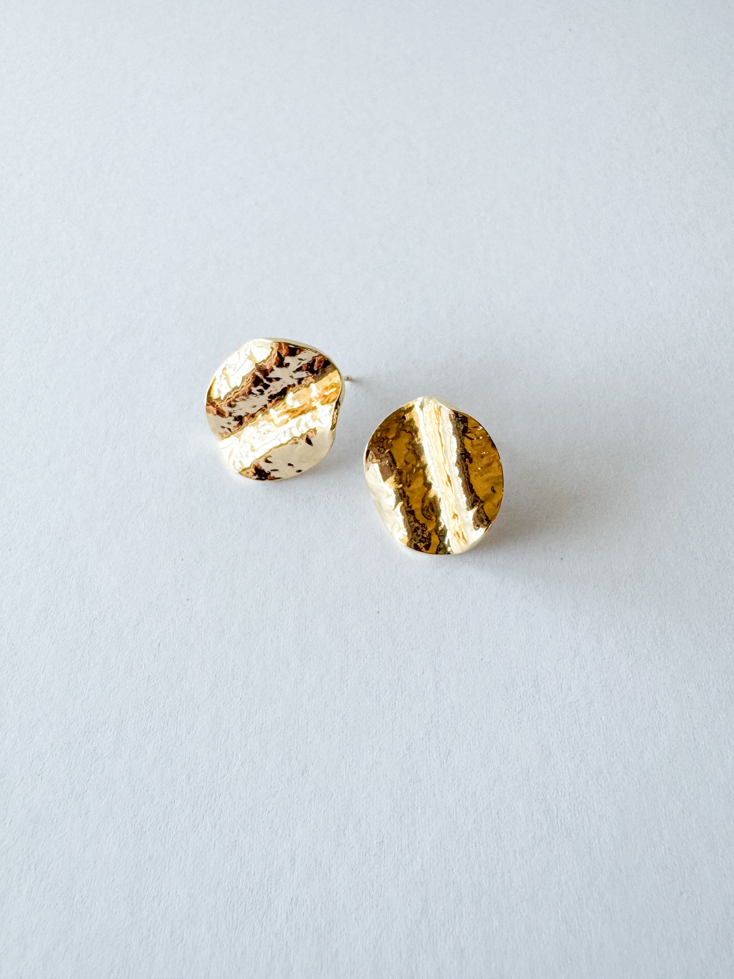 round waved earrings in gold