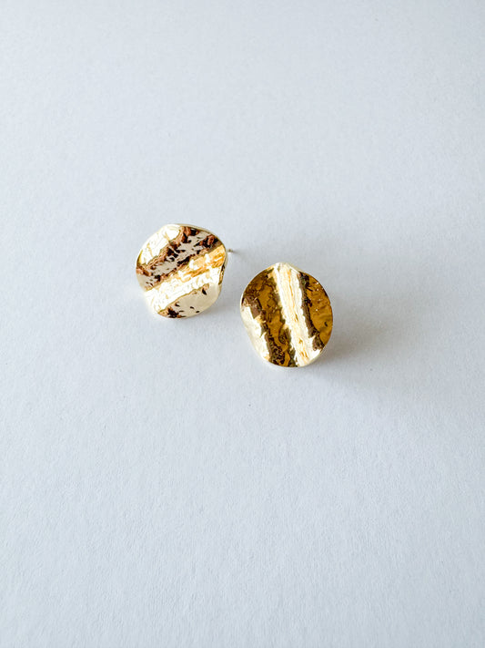 round waved earrings in gold